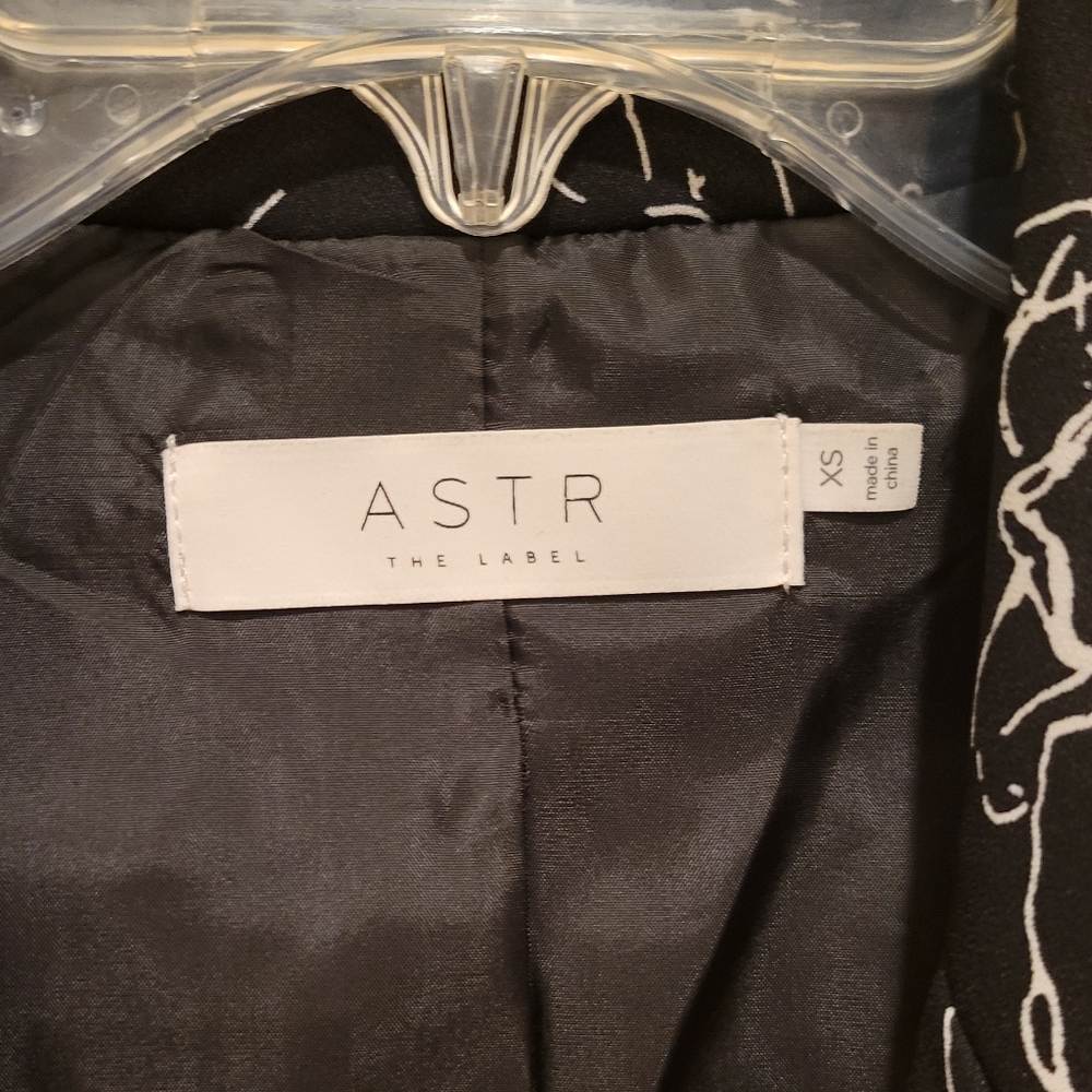 ASTR black and white abstract floral blazer - Picture 4 of 5